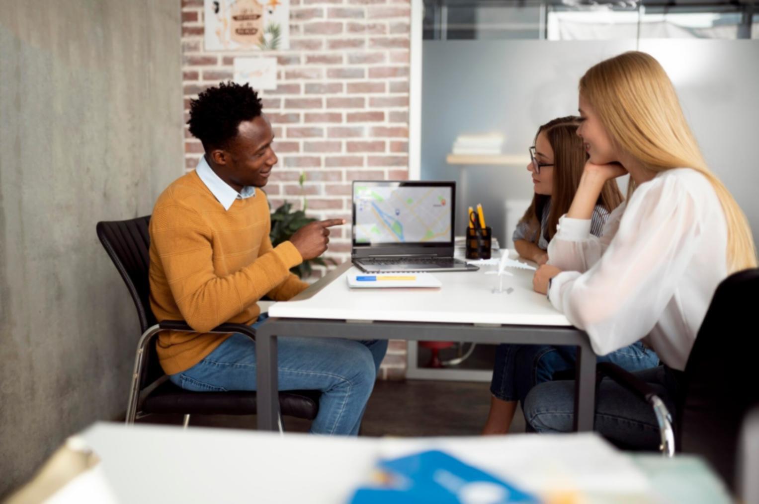 Organisierter Arbeitsplatz mit Dokumenten und Analysematerialien