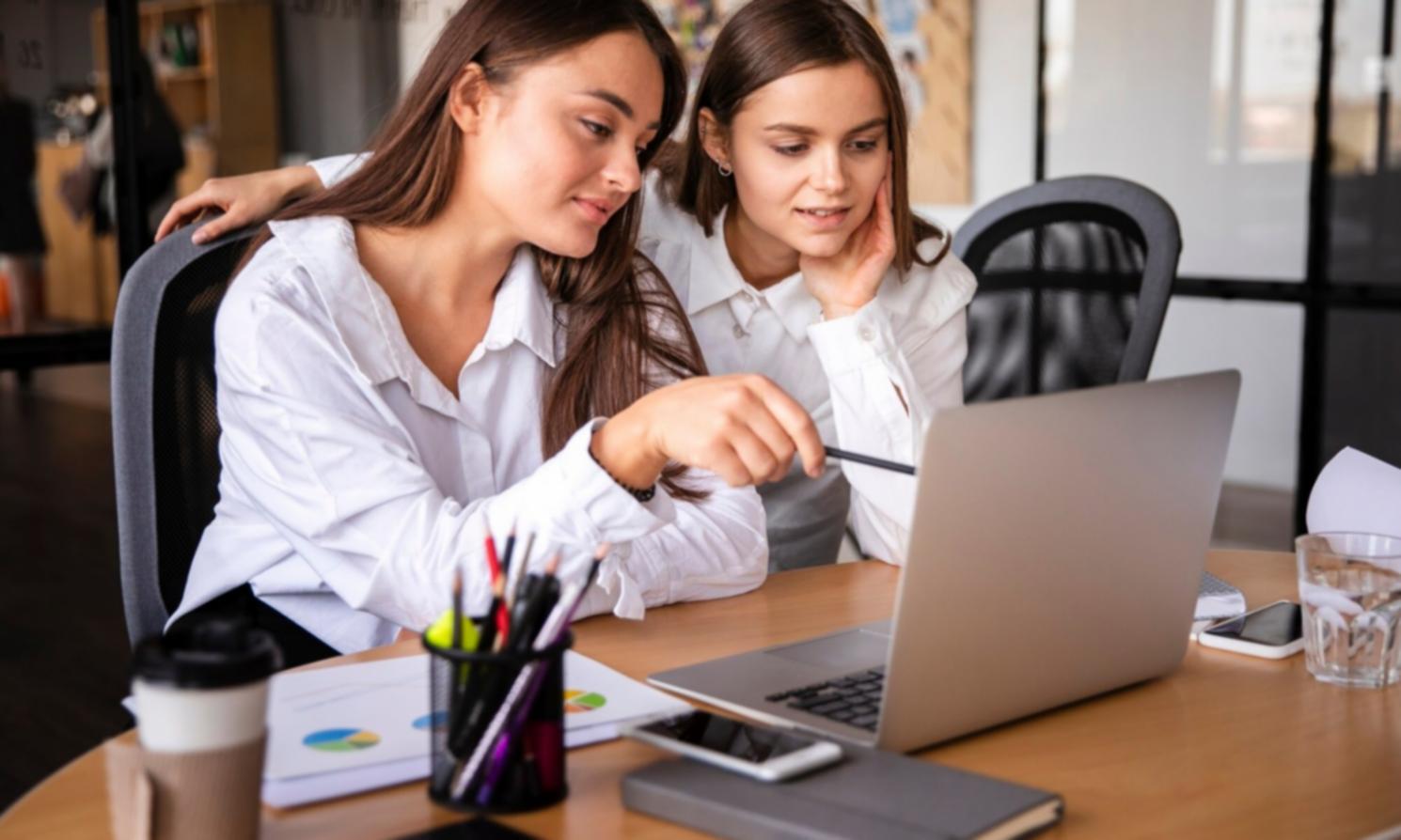 Finanzanalyse Arbeitsplatz mit Dokumenten